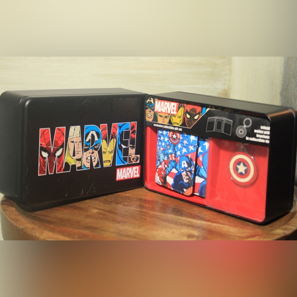 Capitan America -Trifold Marvel Wallet and Key chain